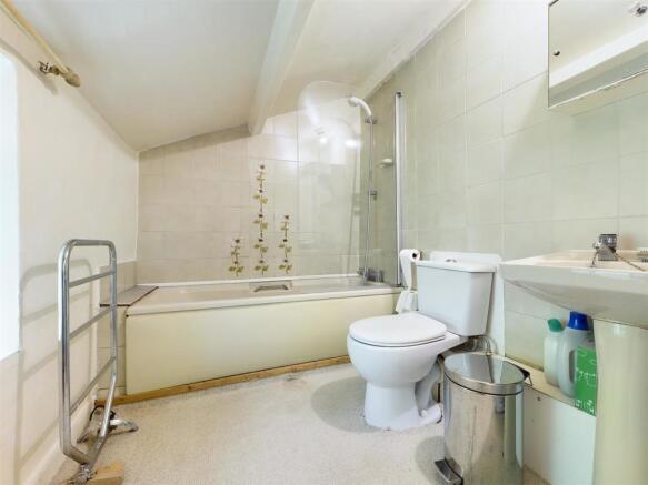 Bathroom WC 1.jpg