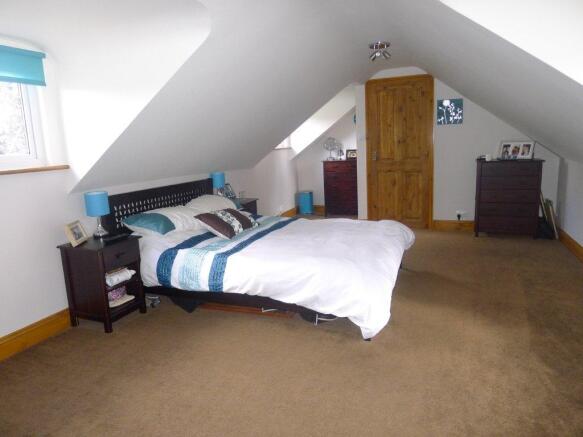 BEDROOM 2