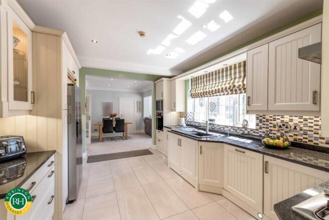 4 bed Semi-Detached for sale Image 9