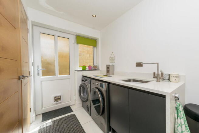 5 bed Detached for sale Image 11