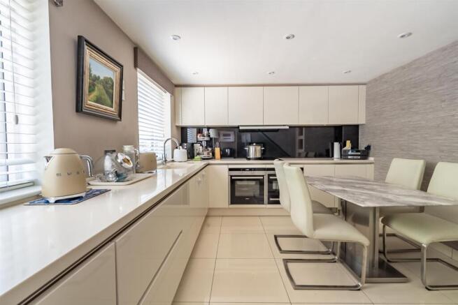 3 bed Town House for sale Image 8