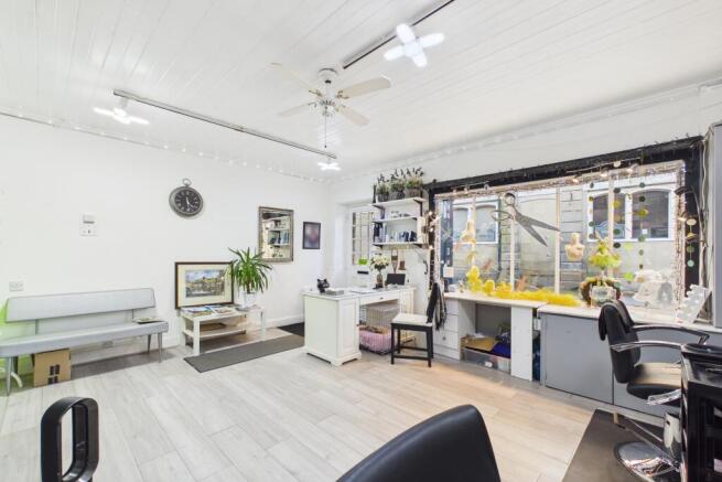 CAM04201G0-PR0151-STILL006