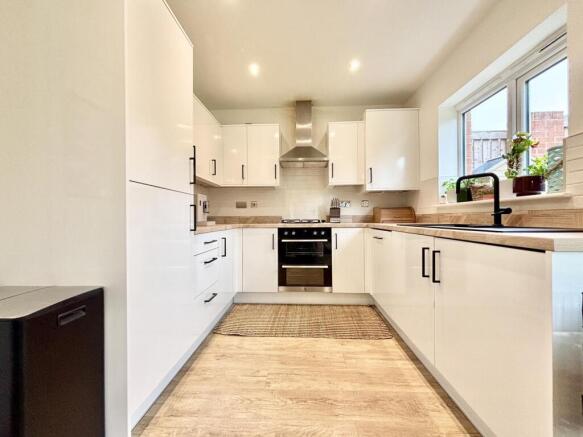 4 bed Detached for sale Image 8