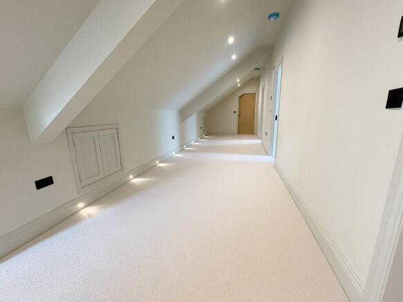 4 bed House to rent Image 12