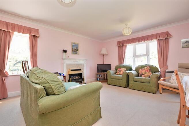 Lounge/Dining Room