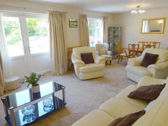 Lounge/Dining Room