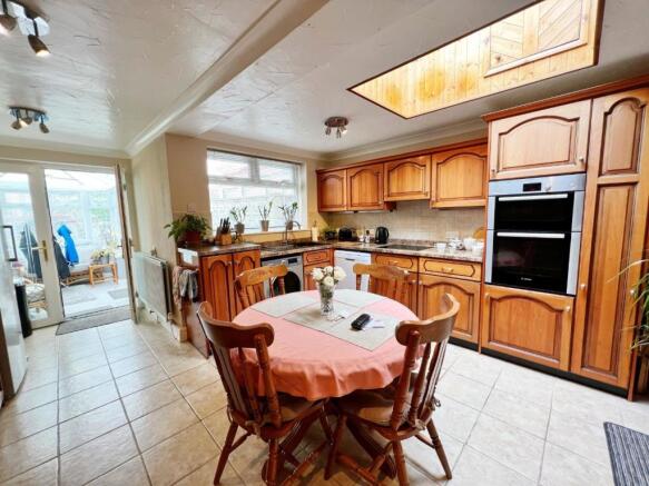 Kitchen 2.jpg