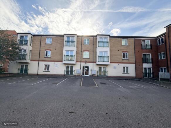 2-bed flat on Riverside Drive, Lincoln, LN5, £135,000