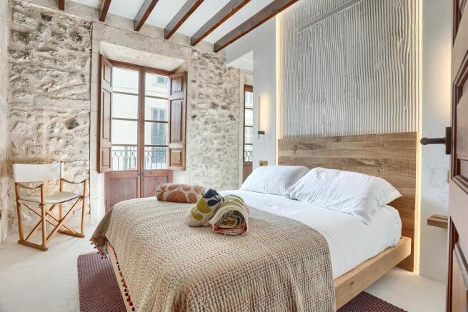 Bedroom 1 with en su