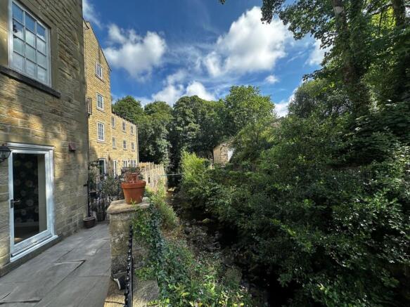 4 bed Town House to rent Image 10