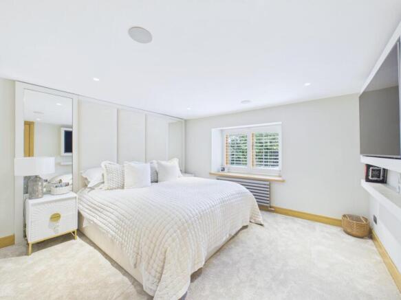 5 bed Detached for sale Image 12
