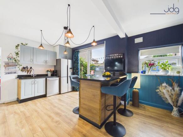 Large Kitchen with Breakfast Bar