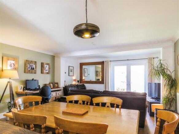 SITTING/DINING ROOM