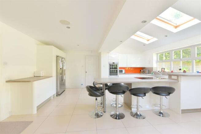 7 bed Detached to rent Image 4