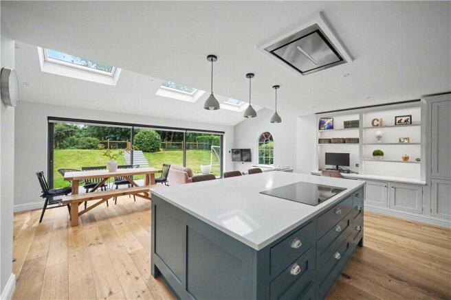 4 bed Detached to rent Image 7