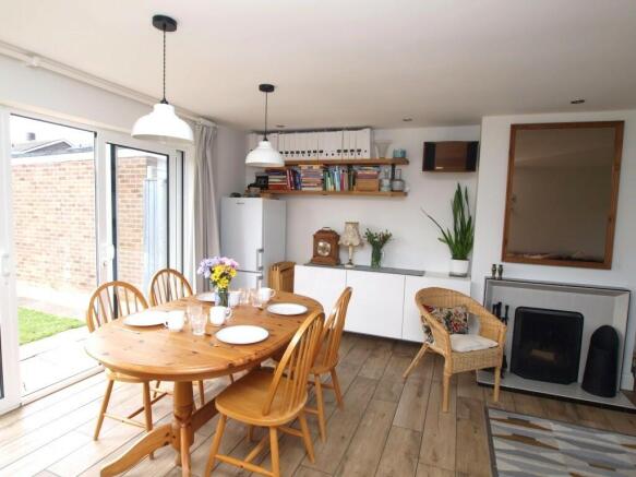 LOUNGE/DINER