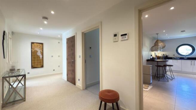 Escala - Hallway
