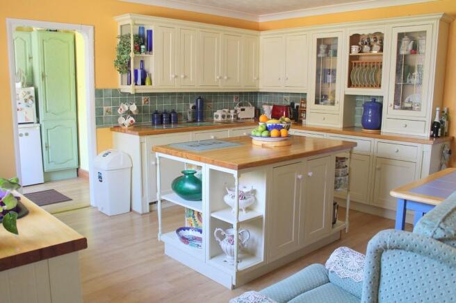 KITCHEN/BREAKFAST...