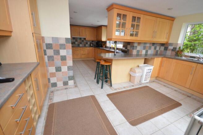 Kitchen/B'fast Room