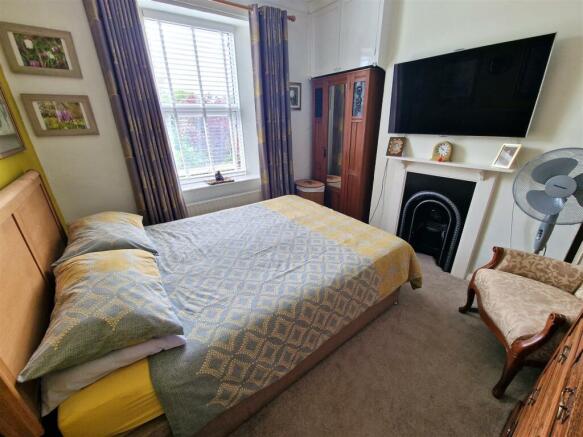 Bedroom 1.jpg