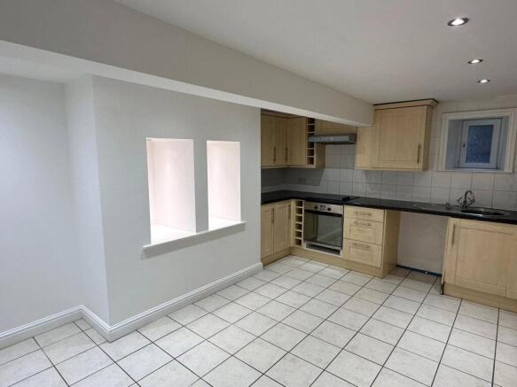 2 bed Terraced to rent Image 5