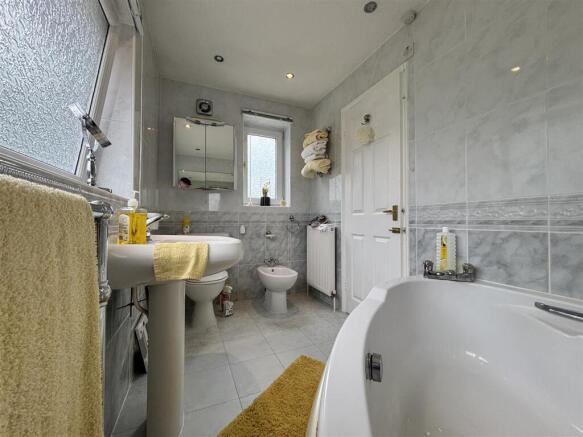 4 bed Semi-Detached for sale Image 5
