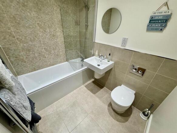 4 bed Semi-Detached for sale Image 4