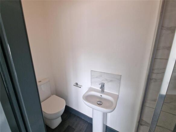 2 bed Apartment to rent Image 9