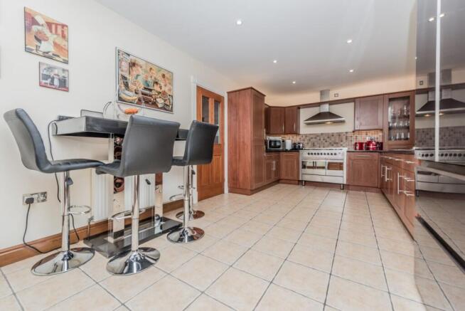 5 bed Detached for sale Image 11
