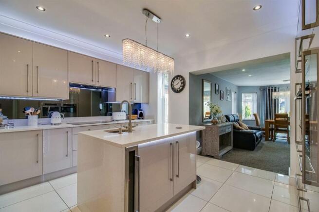 KITCHEN/BREAKFAST ROOM