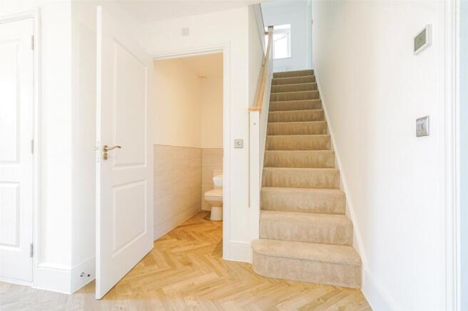 5 bed Detached for sale Image 9