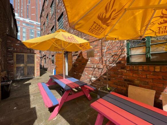 3 bed Flat to rent Image 12