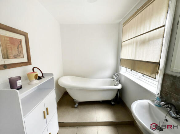 4 bed Semi-Detached for sale Image 10
