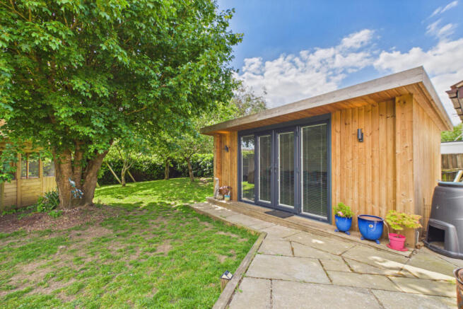 Lancaster Drive, Bovingdon, HP3 photo 4