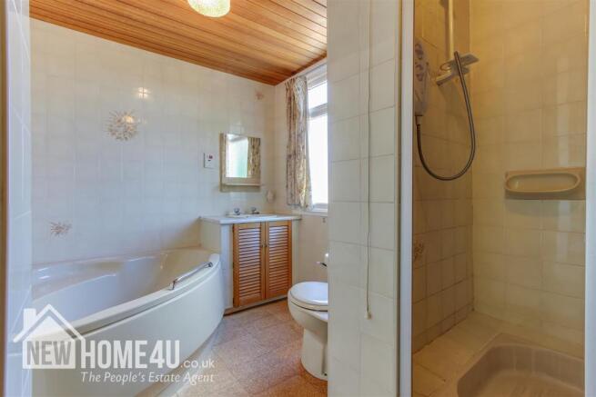 FAMILY BATHROOM: