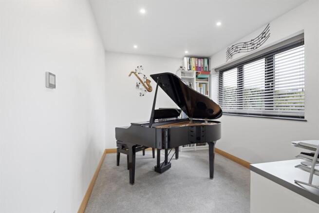 4 bed Link Detached House for sale Image 3