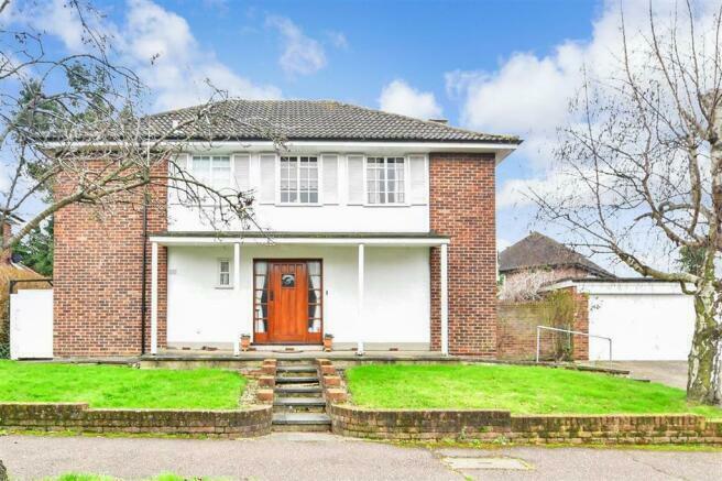Front yard of Big House For Sale at Chigwell