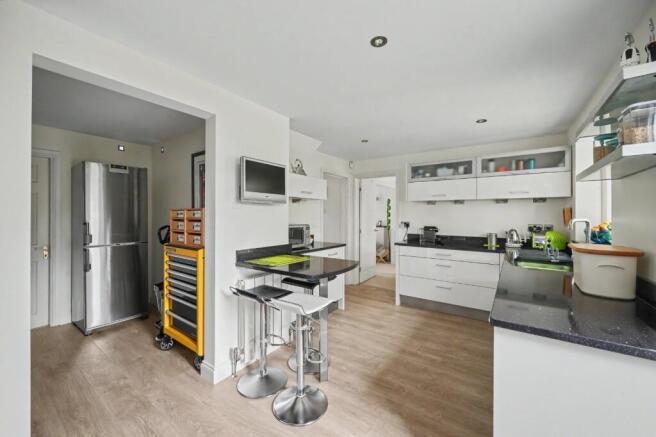 5 bed Detached for sale Image 4