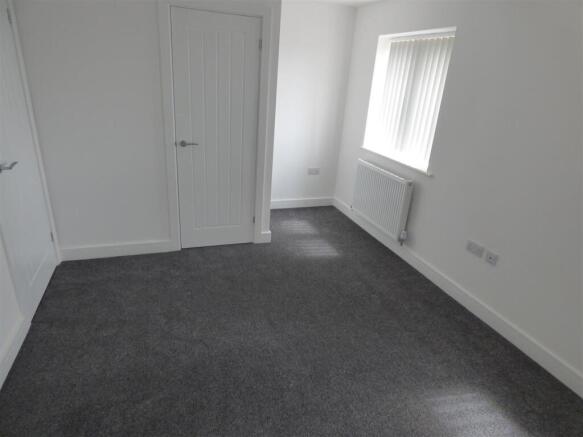 24a Little Hallam Hill - Bed.JPG