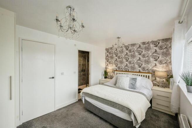5 bed Town House for sale Image 12