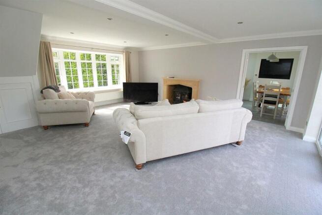 LOUNGE 1.JPG
