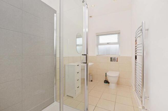 4 bed House to rent Image 10