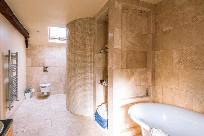 MASTER EN-SUITE