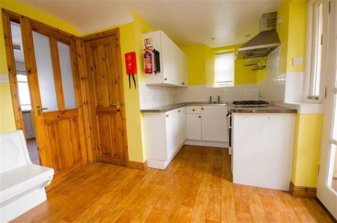 KITCHEN/DINING ROOM