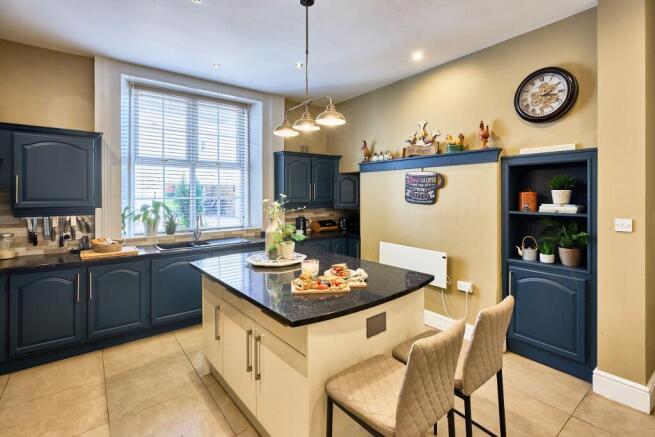6 bed Detached for sale Image 4