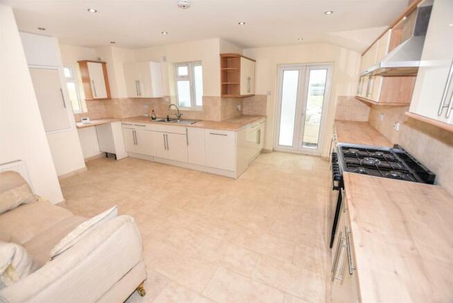 KITCHEN/BREAKFAST ROOM