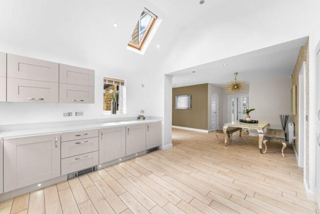 5 bed Detached for sale Image 8