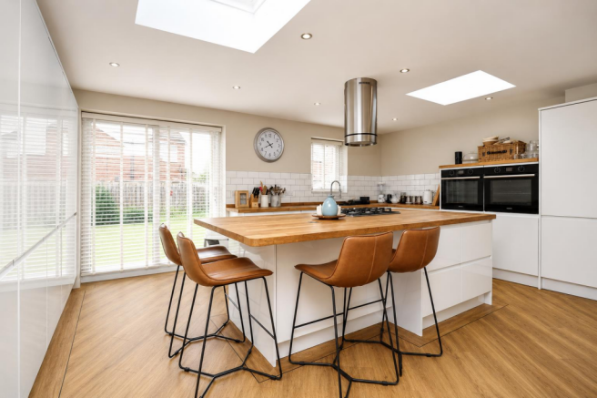 5 bed Detached for sale Image 4