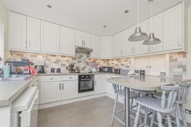 4 bed Detached for sale Image 4