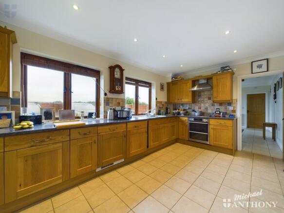 CAM02538G0-PR0305-STILL042